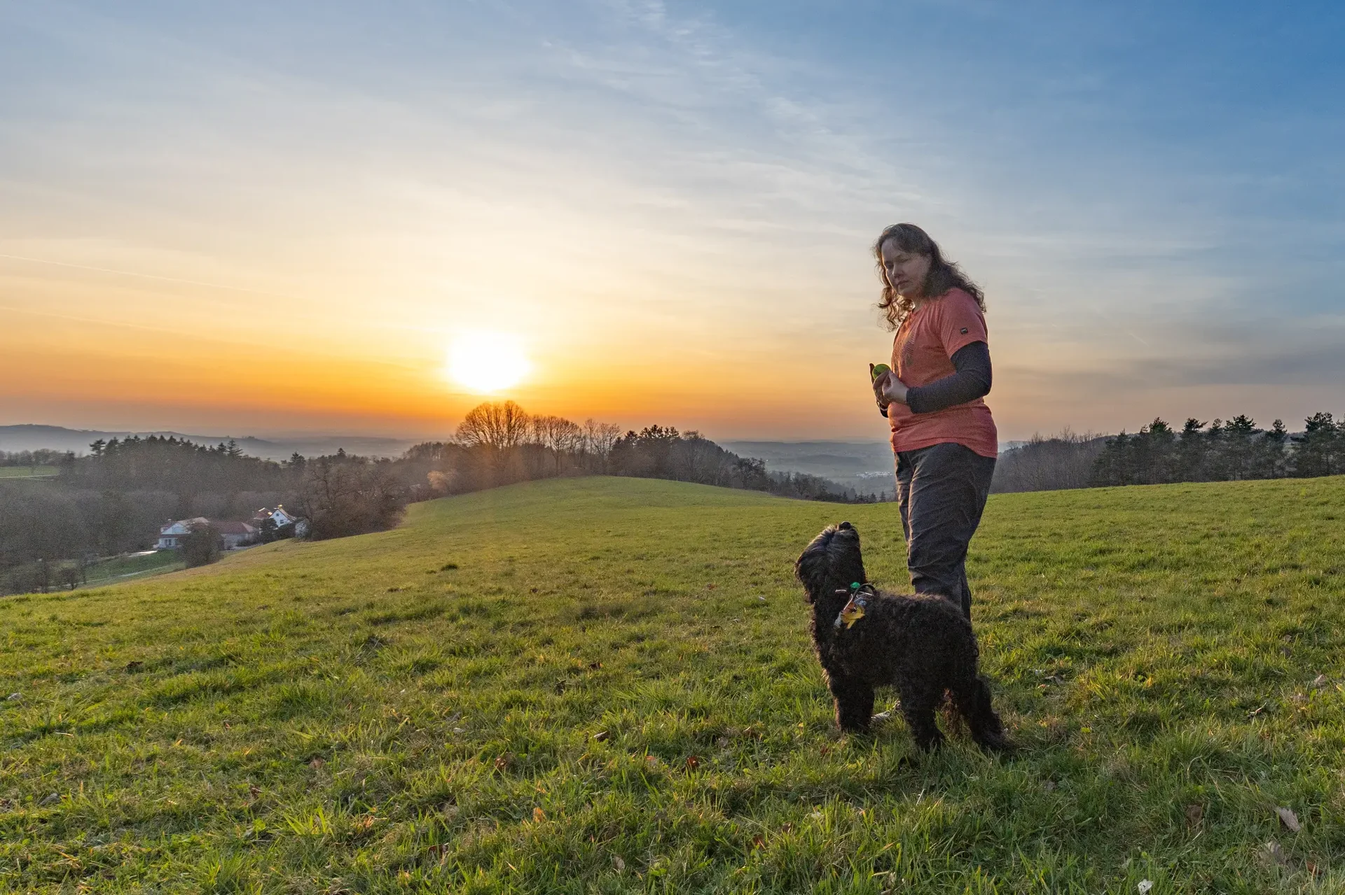Claudia Rieker mit ihren Hunden Rumo und Rala bei Sonnenuntergang